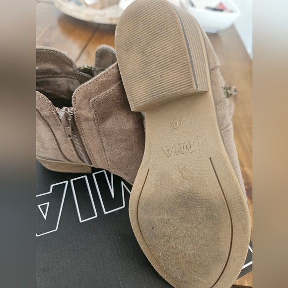 MIA Toupe Nova Suede Joslyn 6 - Picture 3 of 4